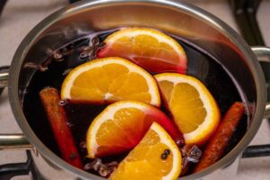 Vin fiert traditional, pe foc, cu vin rosu livrat acasa.