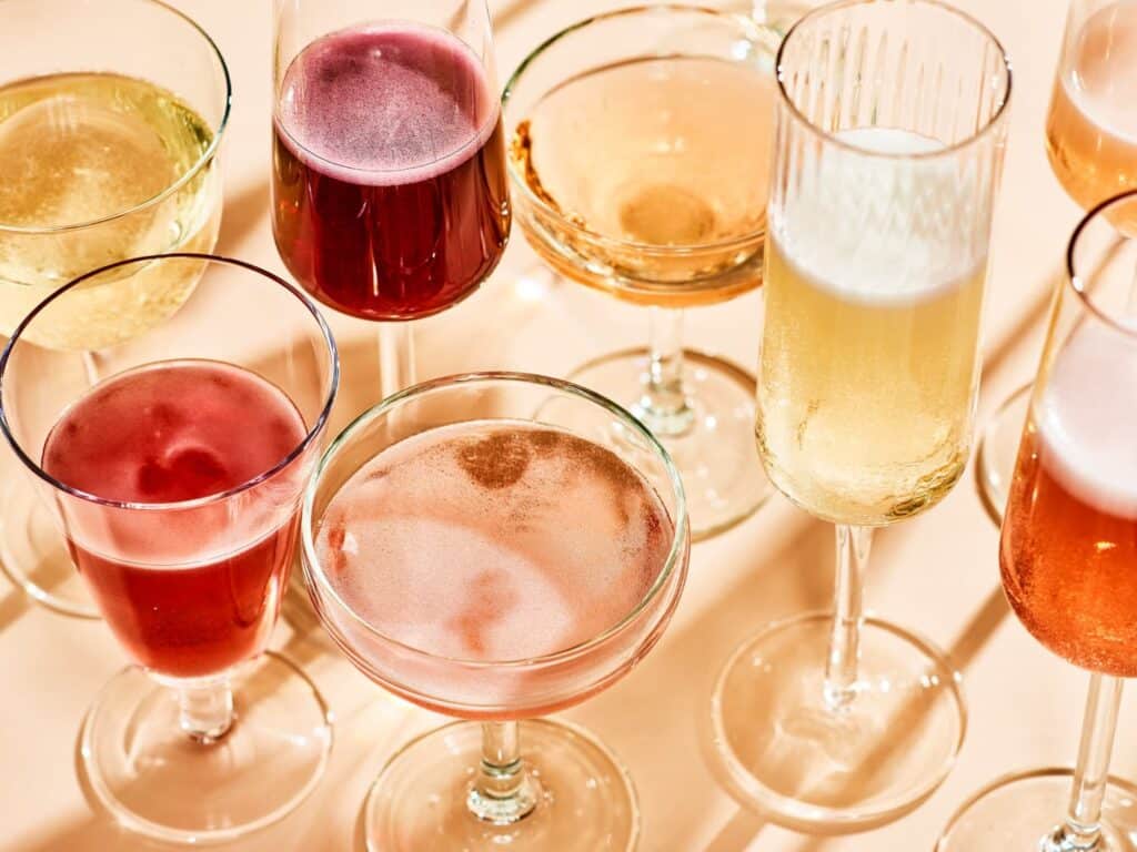 Vedetele petrecerilor, vinuri spumante, asemanari si deosebiri Sampanie, Prosecco, Lambrusco